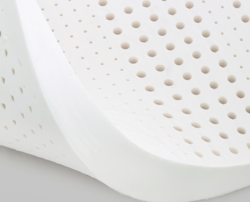 Detailaufnahme eines Naturlatex-Kerns mit Belüftungskanälen für eine optimale Luftzirkulation und ein gesundes Schlafklima.