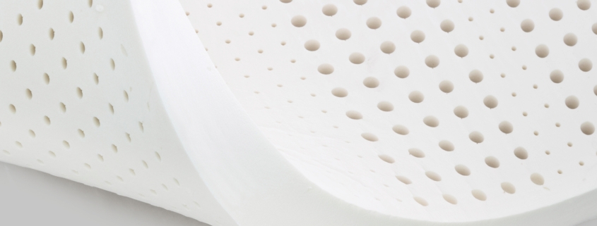 Detailaufnahme eines Naturlatex-Kerns mit Belüftungskanälen für eine optimale Luftzirkulation und ein gesundes Schlafklima.