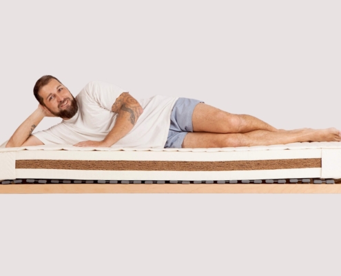 Nahaufnahme von gummiertem Kokosfasergewebe, das in Naturmatratzen verwendet wird – atmungsaktives, stützendes und umweltfreundliches Material.“