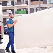 Zwei Logistikmitarbeiter liefern eine große Matratze aus – professioneller Versand für Private Label und Dropshipping im Matratzenhandel